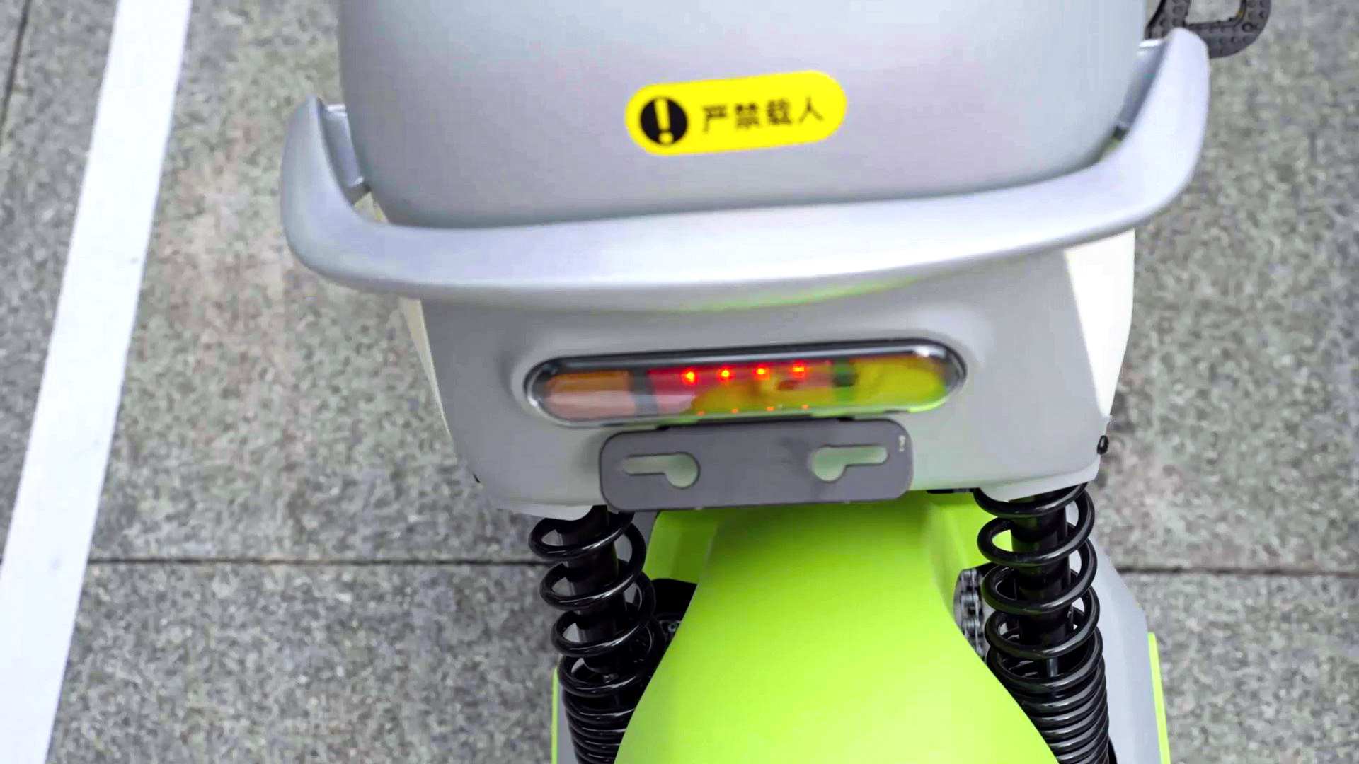 共享電動(dòng)車嚴(yán)禁載人帶人 共享電動(dòng)車嚴(yán)禁載人帶人