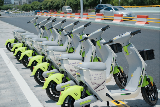 路邊整齊停放的共享電動(dòng)車 路邊整齊停放的共享電動(dòng)車